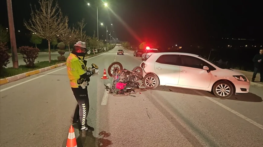 Çorum Mimarsinan Mahallesi’nde motosiklet otomobile çarptı 16 yaşındaki sürücü yaralandı