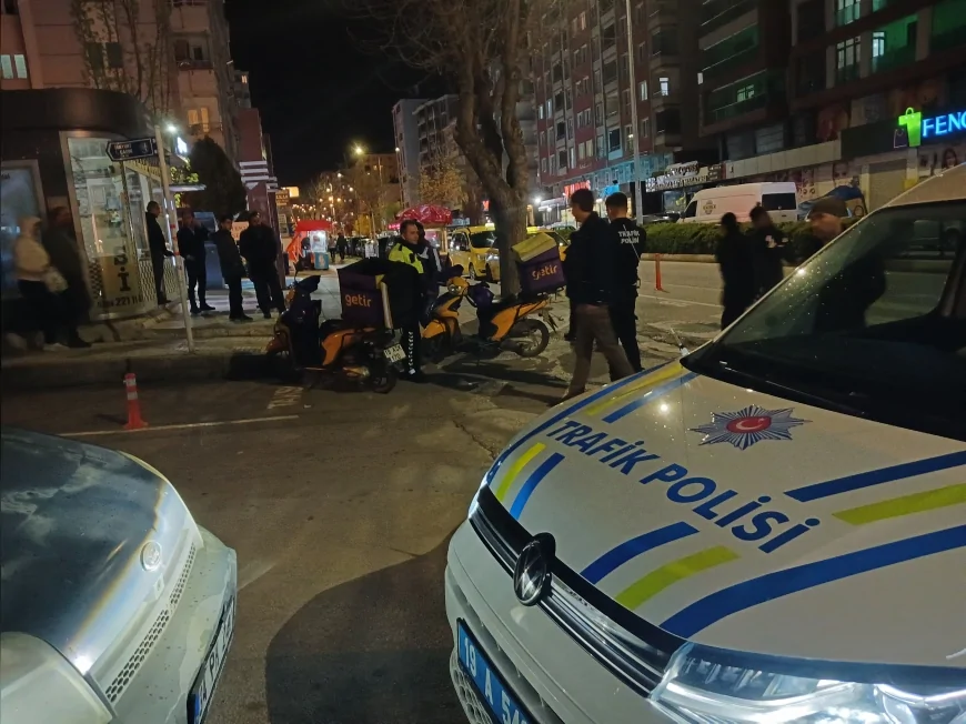 Çorum’da kurye motosikleti ile otomobil çarpıştı motokurye hastaneye kaldırıldı