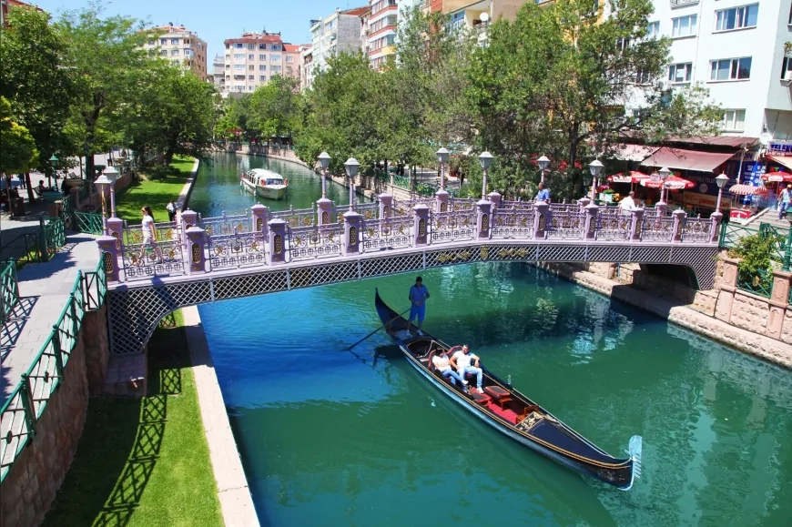 ESKİŞEHİR BÜYÜKŞEHİR BELEDİYESİ 23 NİSAN İÇİN KENT GENELİNDE KAPSAMLI HİZMET DÜZENLEMESİ YAPTI