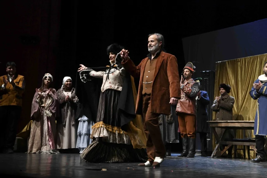 ANKARA BÜYÜKŞEHİR BELEDİYESİ ALTINDAĞ GENÇLİK MERKEZİ TİYATRO EKİBİ “BURUN” OYUNUYLA SAHNEYE ÇIKTI