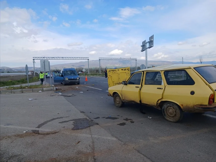 Çorum İskilip yolunda iki araç çarpıştı kazada 4 kişi yaralandı