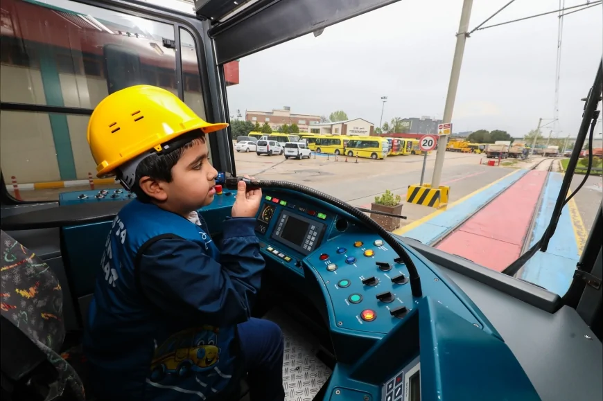 Bursa’da 7 yaşındaki Ali Asaf İzci’nin vatmanlık hayali 23 Nisan’da gerçeğe dönüştü