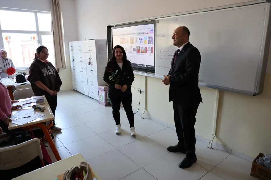 Geyve Belediye Başkanı Selçuk Yıldız Okulları Ziyaret Etti Öğretmenlere Gül Öğrencilere Başarı Mesajı Verdi