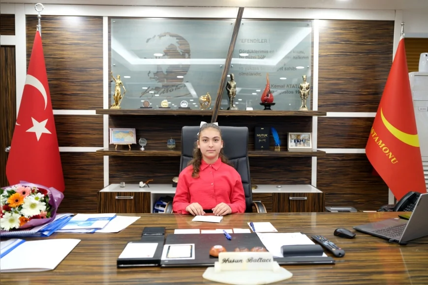 Kastamonu Belediye Başkanı Hasan Baltacı Koltuğunu 4. Sınıf Öğrencisi Büşra Baş’a Devretti