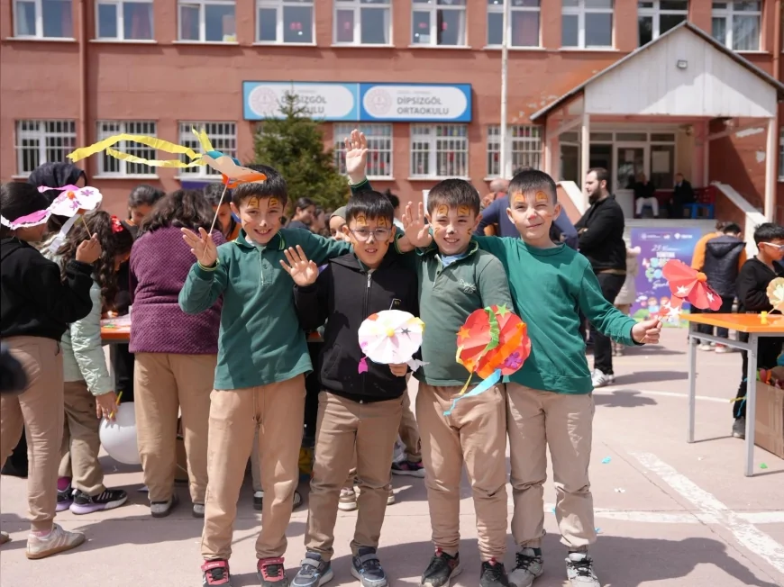 DÜZCE BELEDİYESİ BAŞKANLIĞI: “23 NİSAN COŞKUSUNU MERKEZDEN KÖY OKULUNA TAŞIYARAK ÇOCUKLARI BİLİM VE EĞLENCEYLE BULUŞTURDUK”