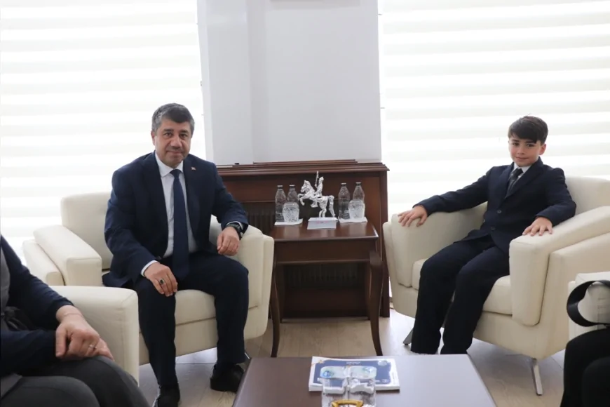 Düzce’de 23 Nisan’da başkanlık koltuğu devredildi temsili başkanın ilk talebi kütüphane oldu