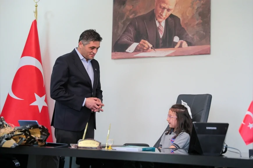 Aliağa Belediye Başkanı Serkan Acar 23 Nisan’da Koltuğunu Temsili Olarak Öğrenciye Devretti