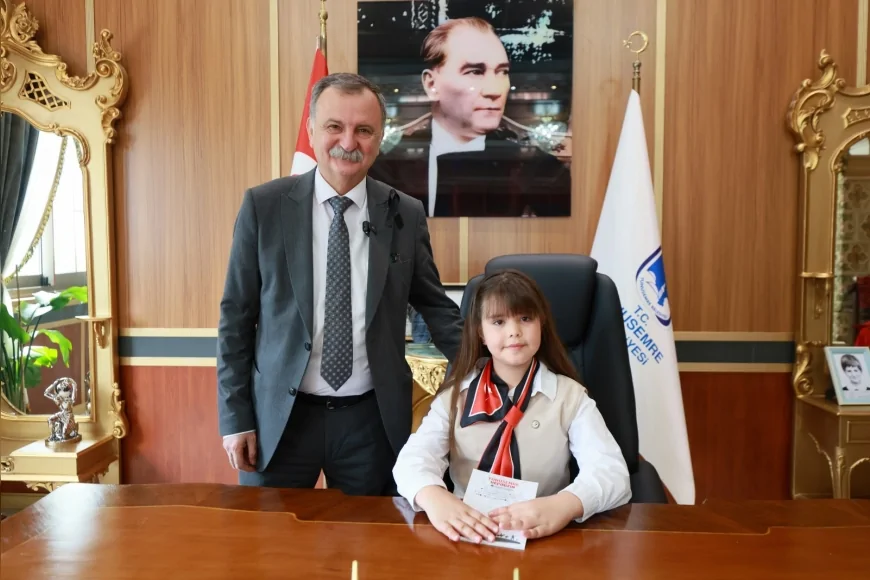 Yunusemre Belediye Başkanı Semih Balaban 23 Nisan’da Koltuğunu 1. Sınıf Öğrencisi Günnur Berrak Koç’a Devretti Çocukların Park Talebi Dikkat Çekti