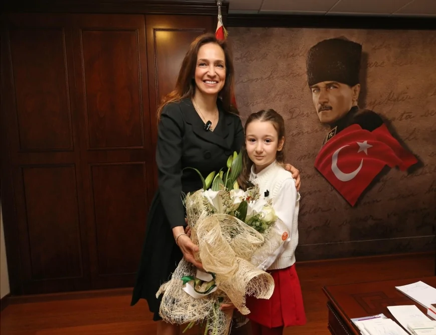 KARŞIYAKA BELEDİYE BAŞKANI YILDIZ ÜNSAL 23 NİSAN’DA MAKAMINI ÖĞRENCİYE DEVRETTİ ÇOCUKLARLA BAYRAM COŞKUSU YAŞANDI