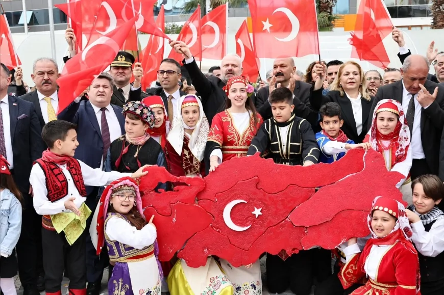 MENEMEN’DE 23 NİSAN COŞKUSU CUMHURİYET MEYDANI’NA TAŞTI