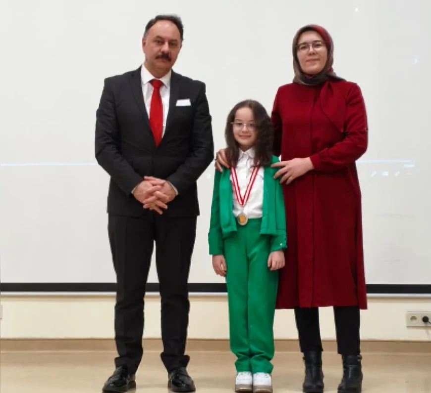 Ankara Mamak’ta ilkokul öğrencisi Beste Nalcı “Bizim Bayramımız” şiiriyle ilçe ikincisi oldu