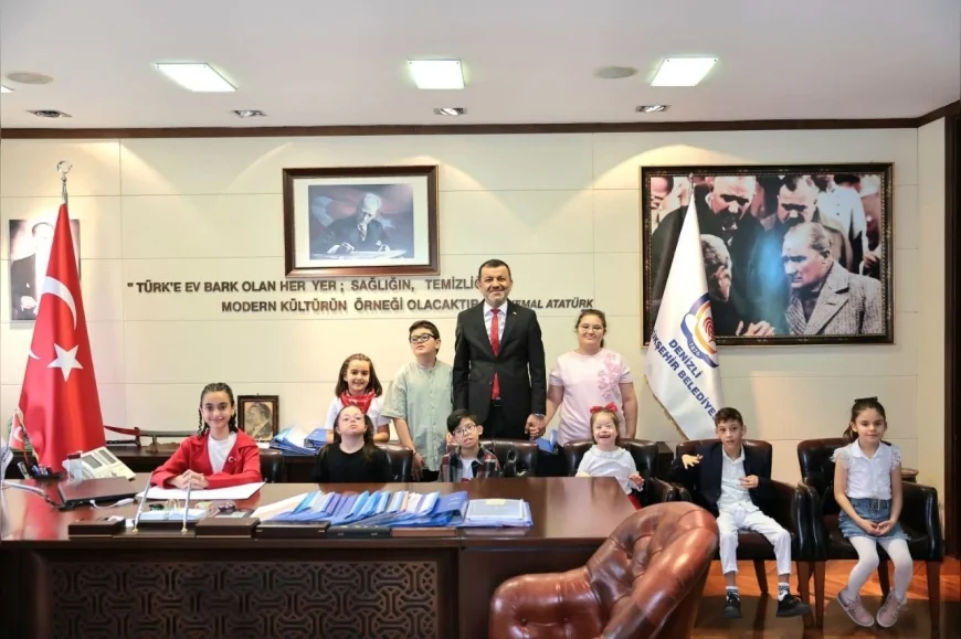 DENİZLİ BÜYÜKŞEHİR BELEDİYE BAŞKANI BÜLENT NURİ ÇAVUŞOĞLU 23 NİSAN’DA KOLTUĞUNU ÇOCUKLARA DEVRETTİ