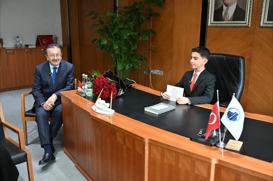 ALTINDAĞ BELEDİYE BAŞKANI DR VEYSEL TİRYAKİ 23 NİSAN’DA KOLTUĞUNU 10 YAŞINDAKİ AHMET MEHMETOĞLU’NA DEVRETTİ!