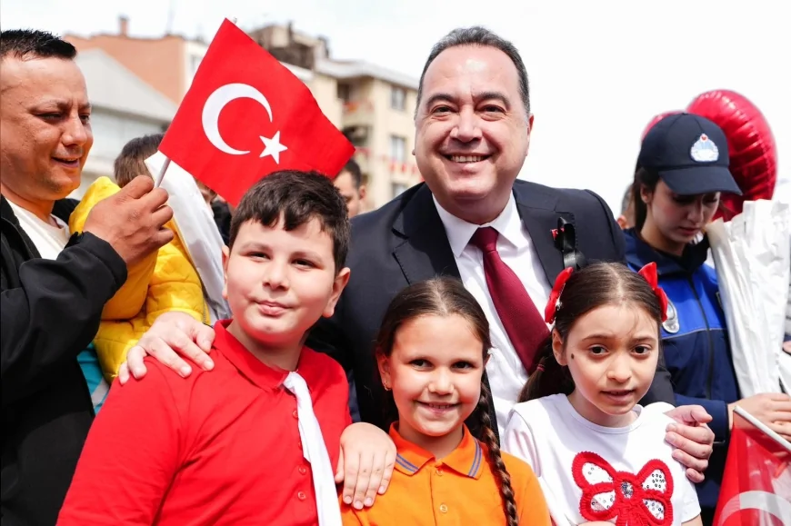 MANİSA’DA 23 NİSAN TÖRENİNDE BAŞKAN BESİM DUTLULU: “ÇOCUKLARIMIZA DAHA GÜZEL BİR GELECEK BIRAKACAĞIZ”