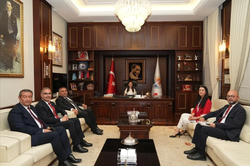 Adana Büyükşehir Belediye Başkan Vekili Güngör Geçer: “Küçük yazar Zeynep Demir’in projesini destekleyeceğiz”