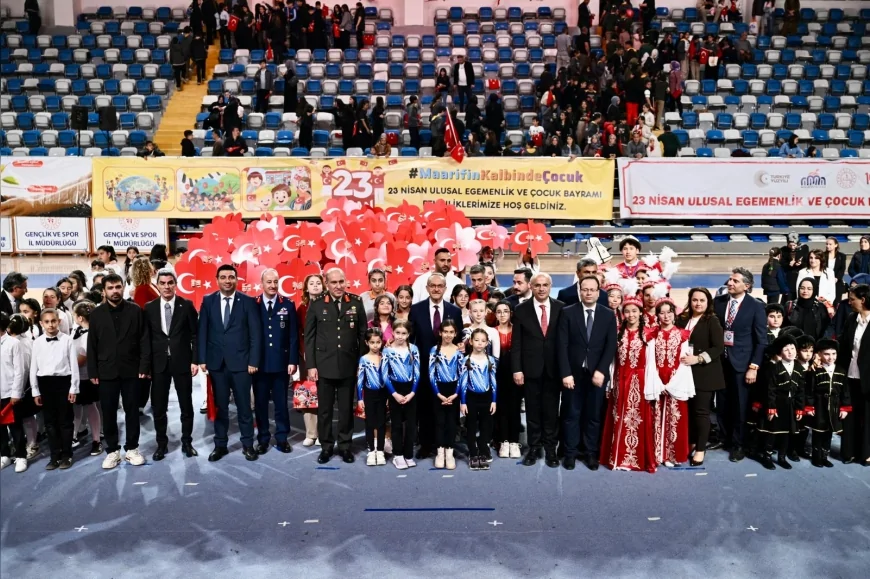 Malatya’da 23 Nisan Kutlamalarında Bayraklar Gökyüzünü Kırmızı Beyaza Boyadı