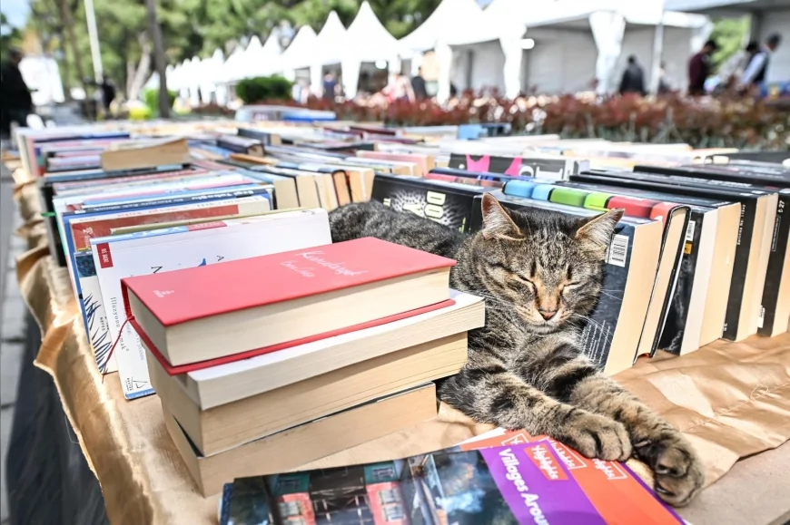 İzmir’de İZKİTAP Fuarı’nda bilimsel söyleşiler ve öykücülük tartışmaları öne çıktı