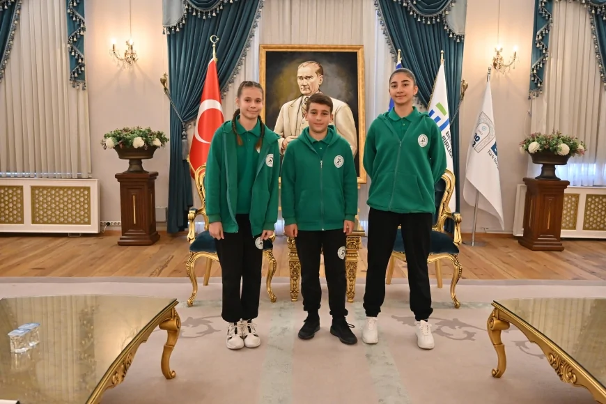 Bursa Büyükşehir Belediye Başkan Vekili Şahin Biba 23 Nisan’da koltuğunu çocuklara devretti