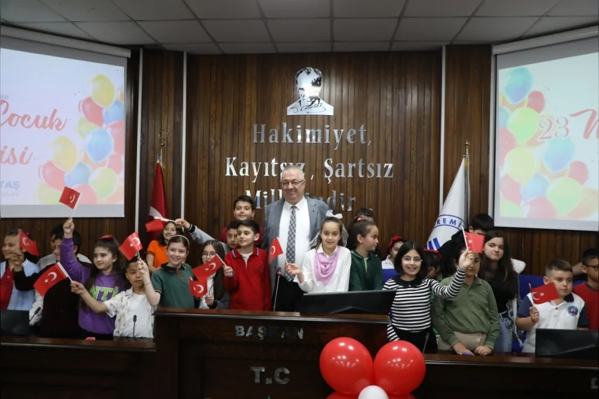 EDREMİT BELEDİYE BAŞKANI MEHMET ERTAŞ KOLTUĞUNU ÇOCUKLARA DEVRETTİ ÇOCUK MECLİSİ’NDE ÖNERİLER OYLANDI