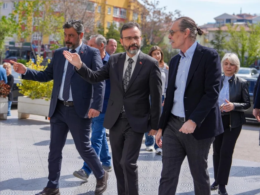 Etimesgut Belediye Başkanı Erdal Beşikçioğlu Halk Eğitim Merkezi Ziyaretinde Kursiyerlerle Bir Araya Geldi