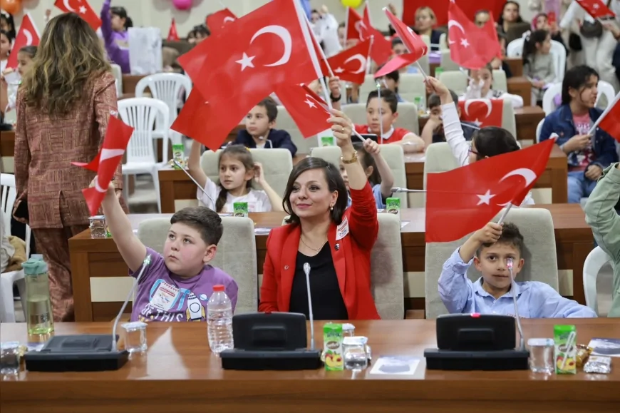 Karabağlar Belediye Başkanı Helil Kınay 23 Nisan’da makamını çocuklara devretti “Bugün söz sizde”