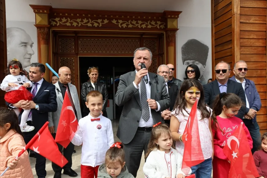 Manisa Yunusemre’de 23 Nisan Coşkusu 100. Yıl Meydanı’nda Renkli Görüntülere Sahne Oldu