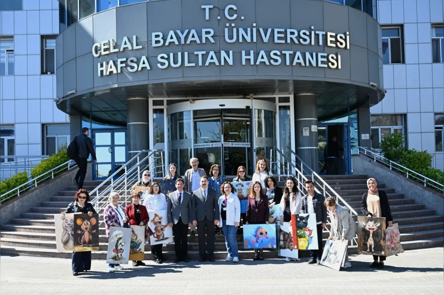 Manisa Büyükşehir Belediyesi 23 Nisan’da hastanelerde tedavi gören çocuklara sanatla moral verdi