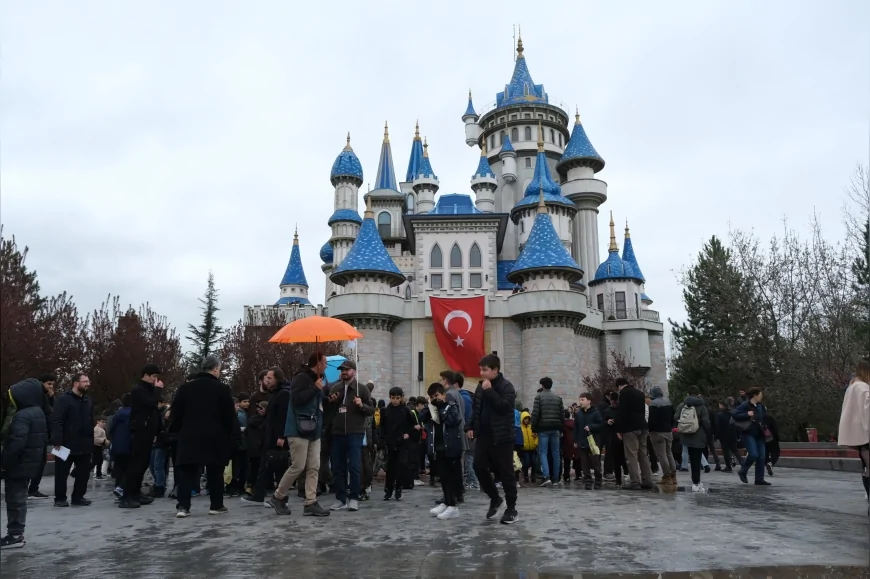 Eskişehir Büyükşehir Belediyesi 23 Nisan Coşkusunu Parklara ve Sahnelere Taşıdı