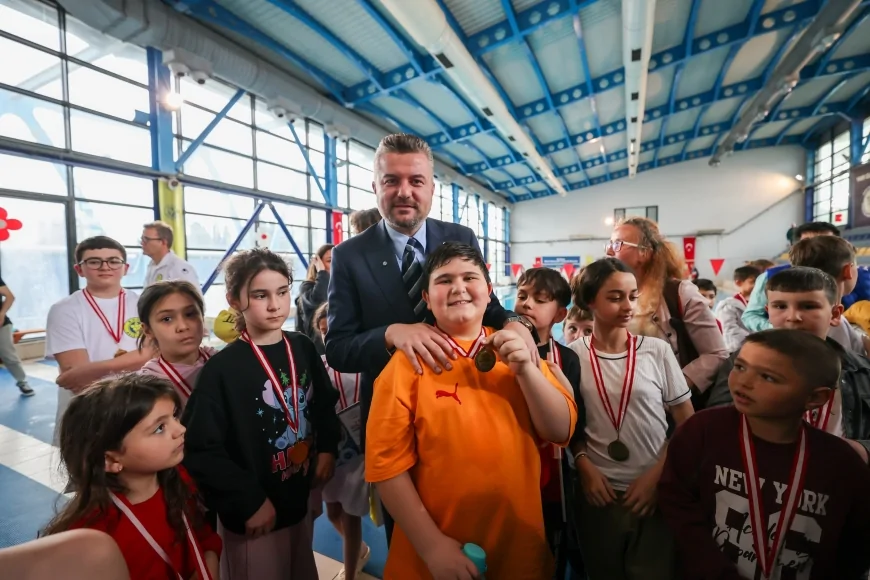 BUCA’DA 23 NİSAN COŞKUSU YÜZME ŞENLİĞİYLE HAVUZA TAŞINDI 160 ÇOCUK MADALYA İÇİN YARIŞTI