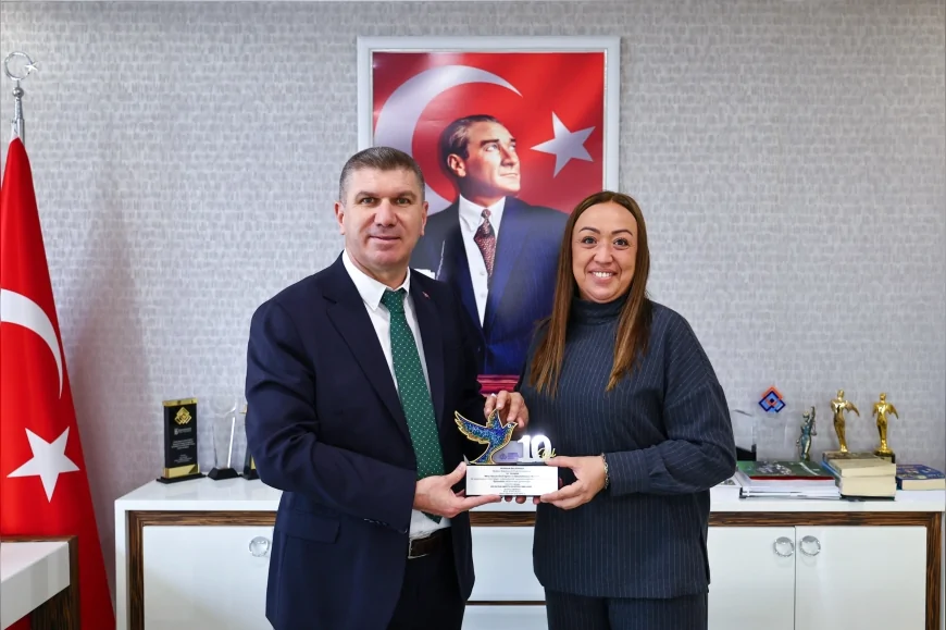 Burdur Belediye Başkanı Ali Orkun Ercengiz Mine Hanım Özel Eğitim ve Rehabilitasyon Merkezi’nin kazandığı ödülü okul müdürü Semra Kunt’a takdim etti