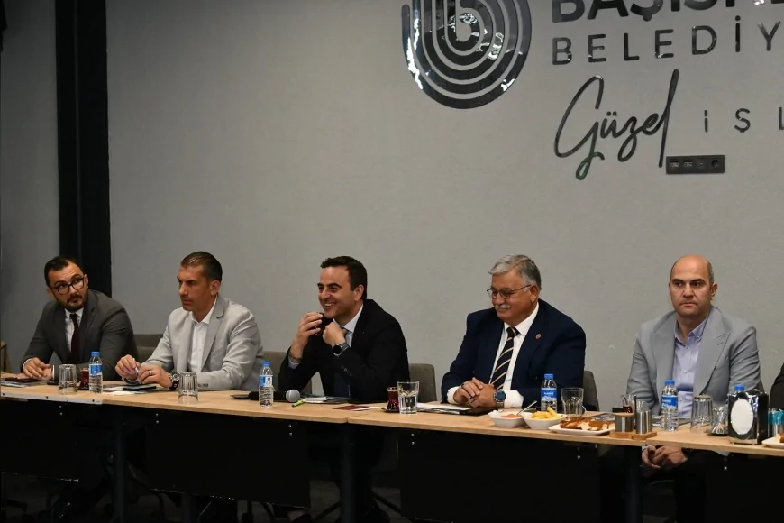 Başiskele Belediye Başkanı M. Yasin Özlü muhtarlarla bir araya geldi “İlçemizi ortak akılla yönetiyoruz”