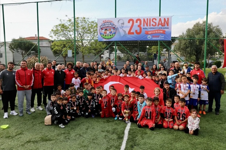 Menderes Belediyesi 23 Nisan’da minik kramponları sahada buluşturdu turnuva yoğun ilgi gördü