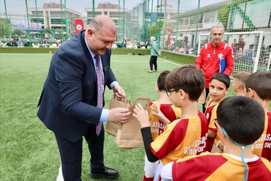 Menderes’te 23 Nisan Coşkusu Minik Kramponlar Futbol Turnuvası ile Sahaya Taşındı