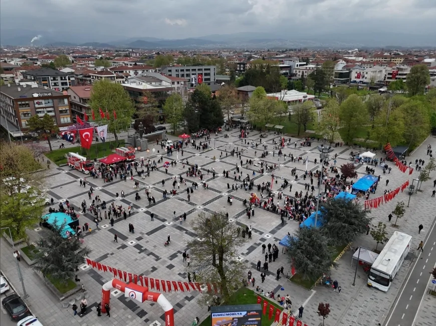 Düzce Anıtpark Meydanı’nda 23 Nisan Kutlamaları Çocukların Yoğun Katılımıyla Gerçekleşti!