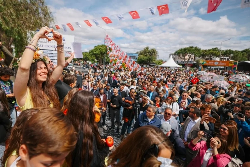 Çeşme Belediye Başkanı Lâl Denizli: “23 Nisan gururuyla yürüdük, çocuklarımız en güzel pusulamız”
