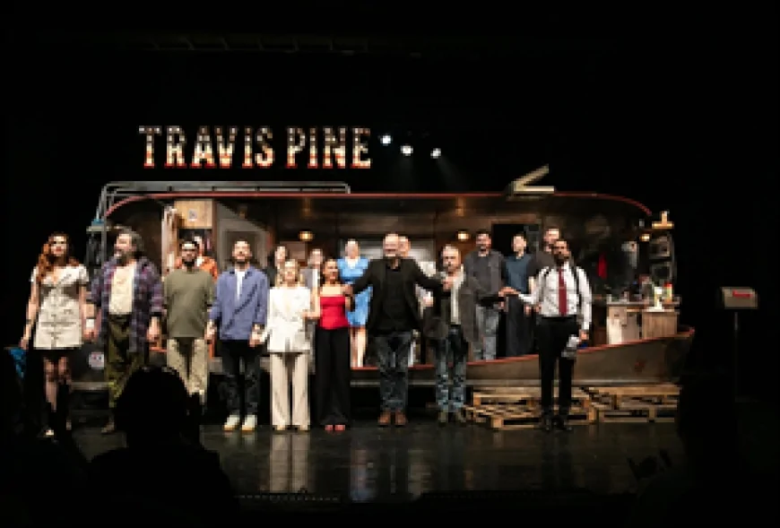 İzmir Şehir Tiyatroları “Halktan Biri” oyununu görkemli prömiyerle sahneye taşıdı