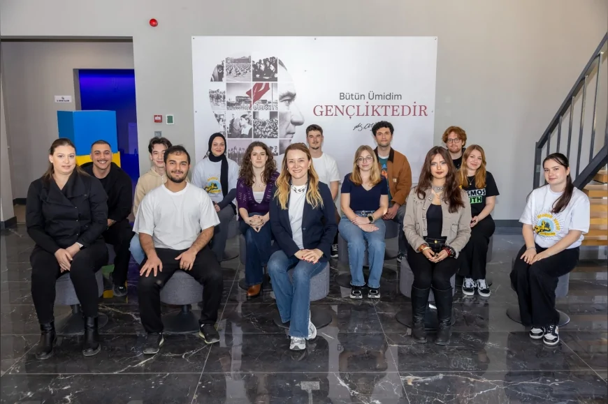 Konak Belediye Başkanı Nilüfer Çınarlı Mutlu gençlik merkezinde öğrencilerle buluştu “Gençlere daha çok ulaşmak istiyoruz”