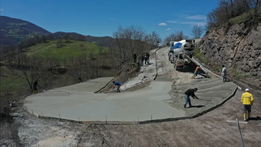 ORDU BÜYÜKŞEHİR BELEDİYE BAŞKANI DR. MEHMET HİLMİ GÜLER: “AKKUŞ’TA 7 MAHALLEYİ BİRBİRİNE BAĞLAYAN YOLU KONFORLA BULUŞTURDUK”