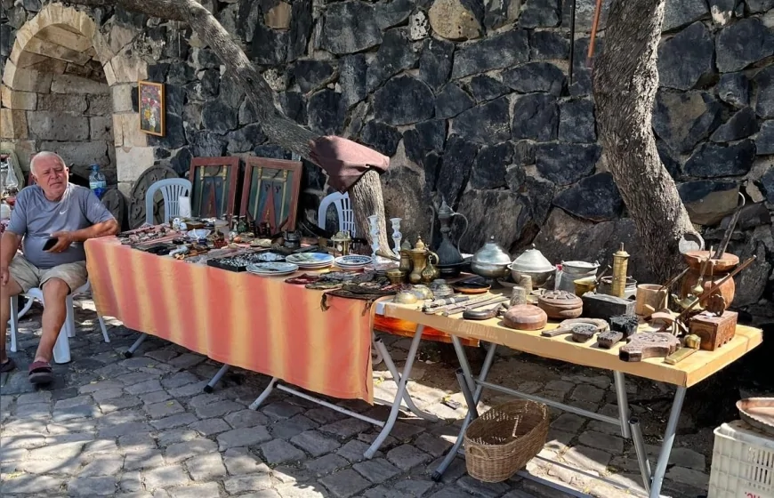 Nevşehir Belediyesi Antika Pazarı Nevşehir Kalesi’nde yeniden ziyaretçilerini ağırlıyor