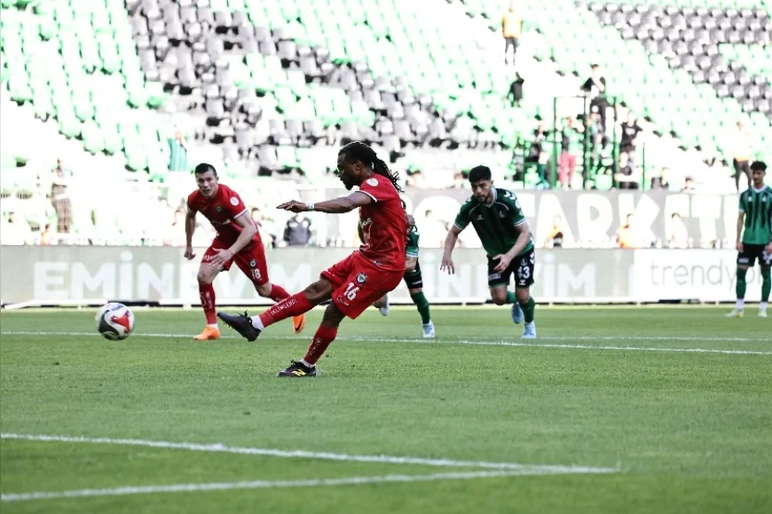 Sakarya’da Farklı Galibiyet Arca Çorum FK 4 Golle Dördüncülüğü Garantiledi