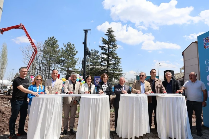 ESKİŞEHİR BÜYÜKŞEHİR BELEDİYE BAŞKANI AYŞE ÜNLÜCE: “ÇOCUKLAR İÇİN HER YATIRIM GELECEĞE ATILMIŞ BİR ADIMDIR” SAZOVA ÇOCUK EVİNİN TEMELİ ATILDI