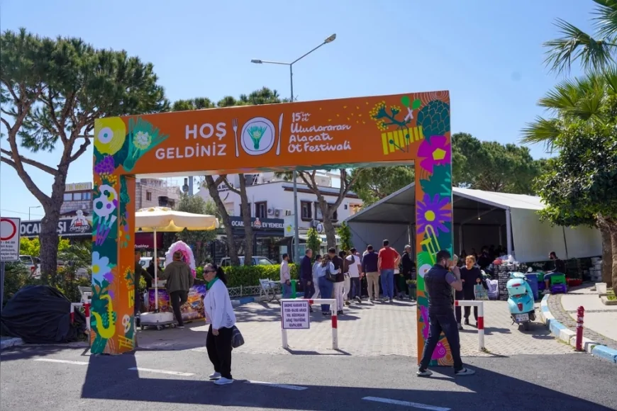 İzmir Çeşme’de 15. Uluslararası Alaçatı Ot Festivali stantları açıldı, yarışmalar ve etkinlikler yoğun katılımla sürüyor