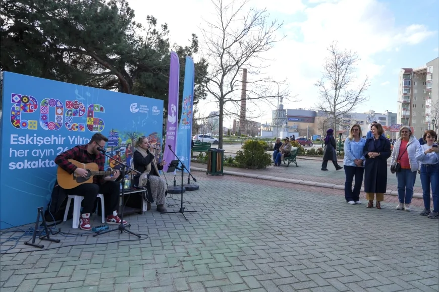 Eskişehir Büyükşehir Belediyesi her ayın 26’sını “Sokakta Müzik Var” etkinliğiyle kentin açık hava sahnesine dönüştürüyor
