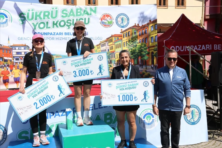 Odunpazarı Belediye Başkanı Kazım Kurt: “Şükrü Saban Yol Koşusu’nda önemli olan katılmak” dedi yüzlerce sporcu parkurda buluştu