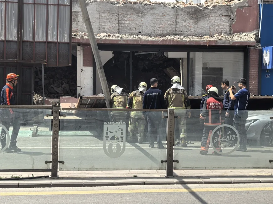 Ankara Ulus’ta Korku Dolu Anlar! Yıkım Alanındaki Çelik Bariyer Yola Düştü
