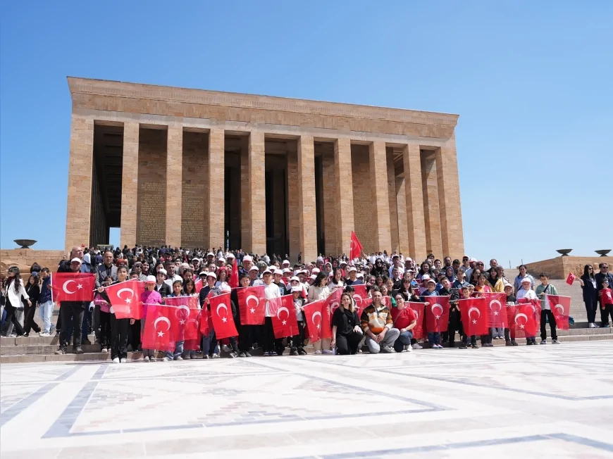 DENİZLİ BÜYÜKŞEHİR BELEDİYESİNDEN 23 NİSAN’A ÖZEL ATA’YA SAYGI GEZİSİYLE 77 ÖĞRENCİ ANITKABİR’E GÖTÜRÜLDÜ
