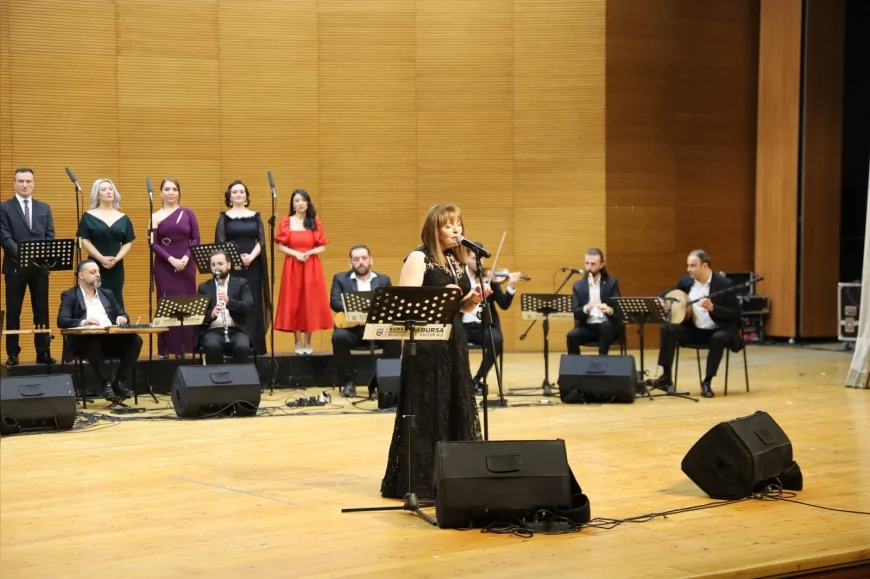 Bursa Büyükşehir Belediyesi konserinde şarkı ve türkülerle müzik dolu gece yaşandı