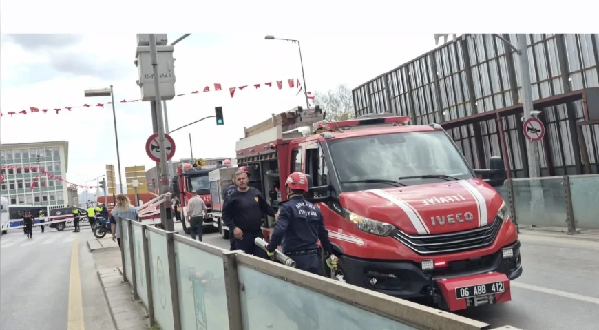 ANKARA ULUS’TA İNŞAAT ALANINDA DEMİR PLATFORM YOLA DEVRİLDİ