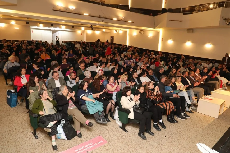 ODUNPAZARI’NDA 23 NİSAN COŞKUSU ÇOKSESLİ ÇOCUK KOROSU KONSERİYLE SAHNEYE TAŞINDI