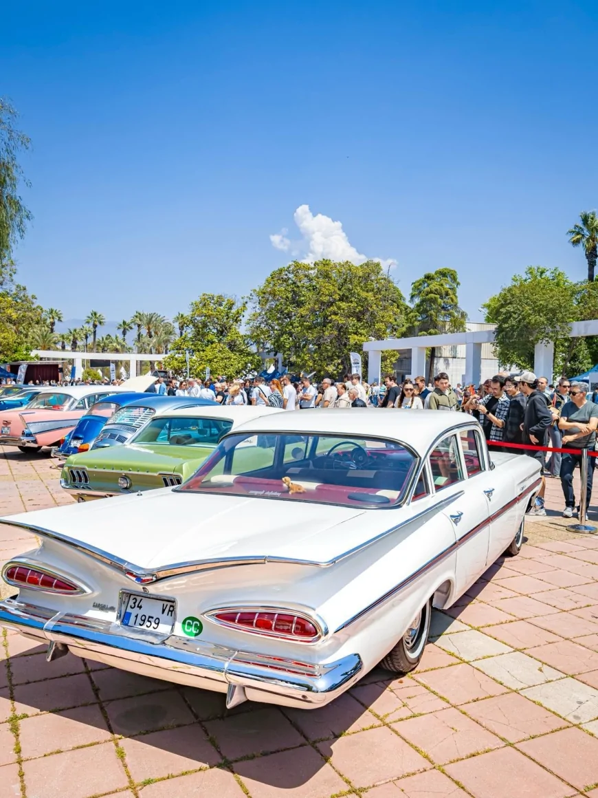 İzmir Kültürpark’ta düzenlenen klasik otomobil sergisi ziyaretçilere nostaljik yolculuk sundu